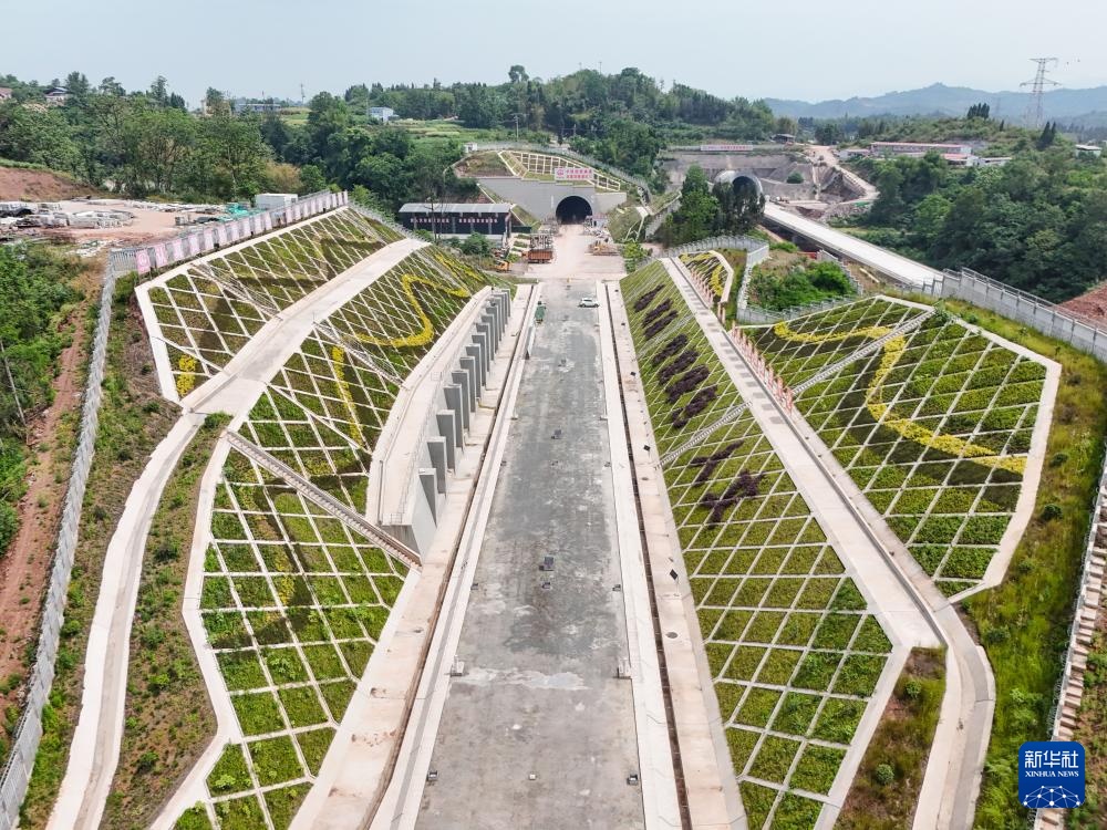 西渝高铁康渝段刘家坝隧道贯通