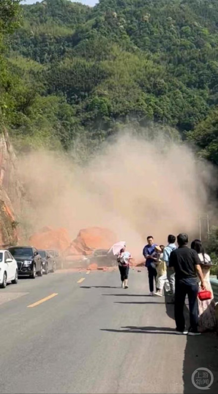 贵州赤水丹霞大瀑布附近山体塌方有车辆被埋，景区回应：无人员伤亡