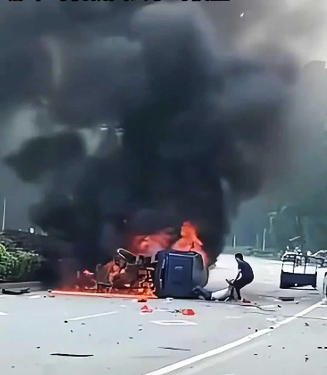 真英雄!两车相撞起火燃烧,他徒手掰车救人,身份曝光! 真英雄!两车相撞起火燃烧,他徒手掰车救人,身份曝光!