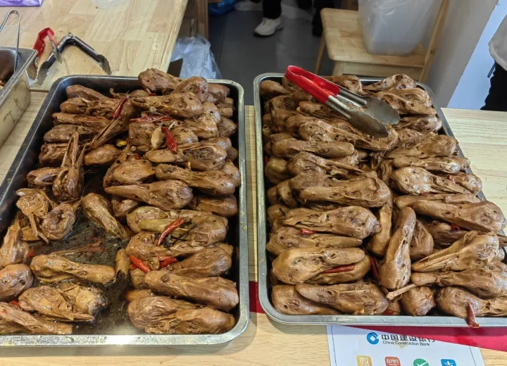 7000名游客挤爆政府食堂！“吃掉280盆米饭、超1500斤猪肉，饭碗都不够用了”