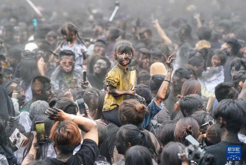 云南墨江:万人狂欢“抹黑脸”送祝福 云南墨江:万人狂欢“抹黑脸”送祝福