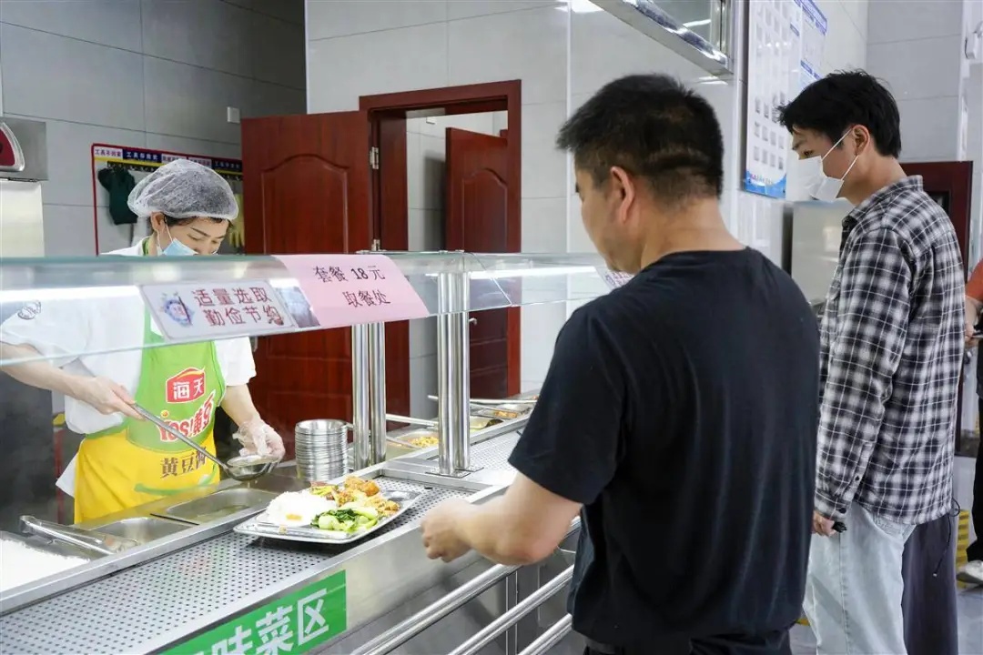 菜单看馋了！一地开放政府食堂，18元5个菜