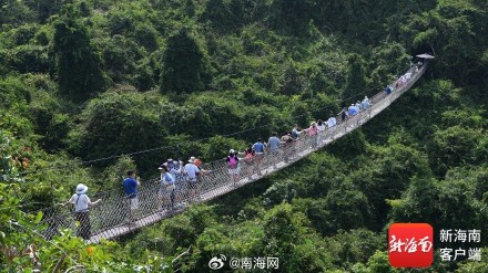 “五一”假期首日,游客体验三亚热带雨林游 “五一”假期首日,游客体验三亚热带雨林游