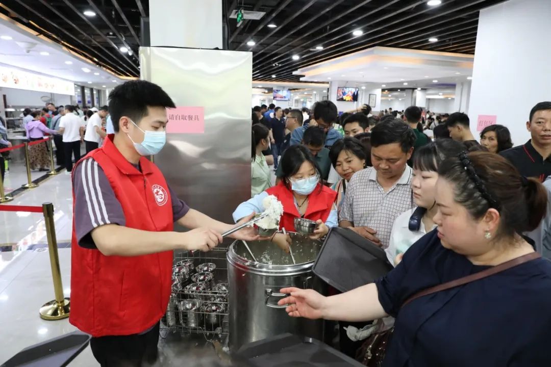 餐盘用光、米饭“炫”了半吨！这个政府食堂火了