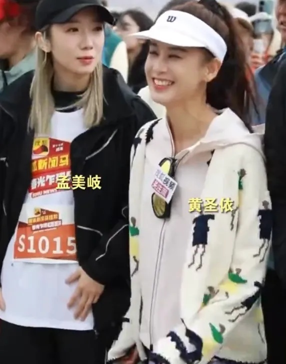 黄圣依参加母女综艺，公布15岁合照谈和母亲关系：多了几分礼让的客气