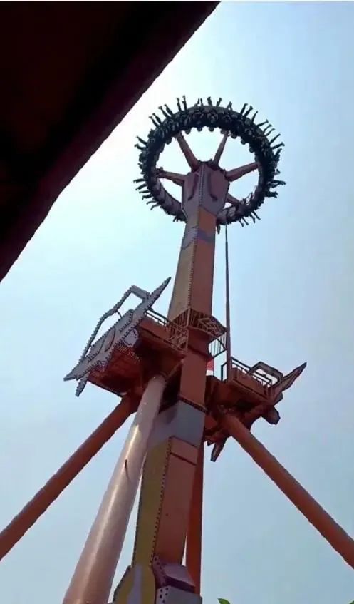 惊险！大摆锤悬停空中1分钟，杭州乐园回应：两边体重恰好持平，概率万分之一