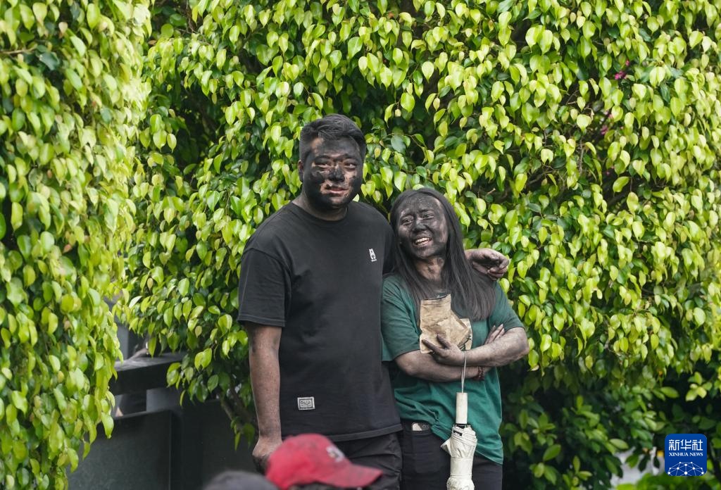 云南墨江:万人狂欢“抹黑脸”送祝福 云南墨江:万人狂欢“抹黑脸”送祝福