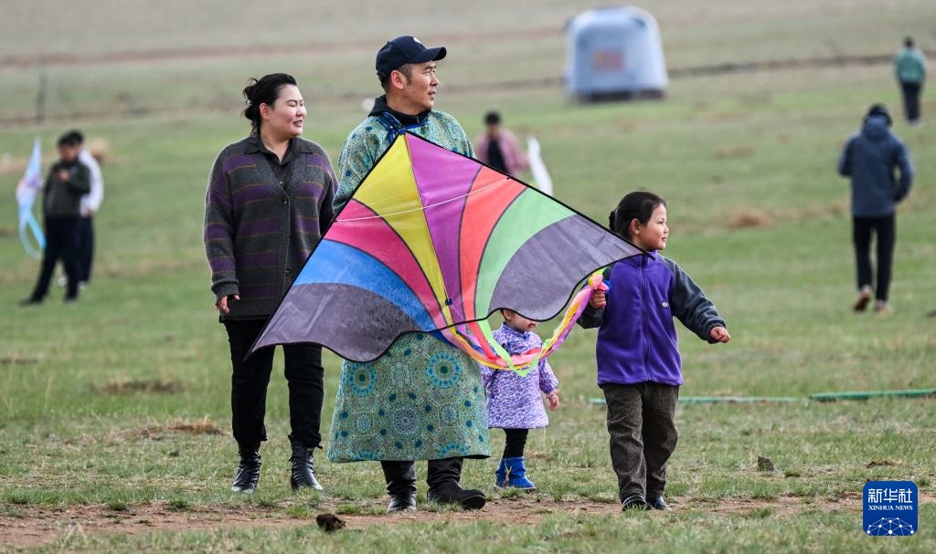 走，去草原上放风筝