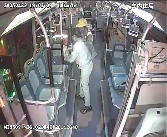 青岛一建筑工人乘公交怕弄脏座位坐地面，女司机暖心劝落座：满身泥土也是光耀的工作