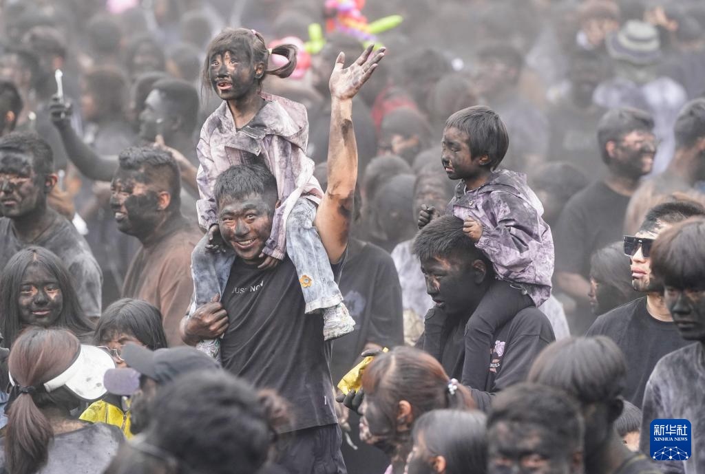 云南墨江:万人狂欢“抹黑脸”送祝福 云南墨江:万人狂欢“抹黑脸”送祝福