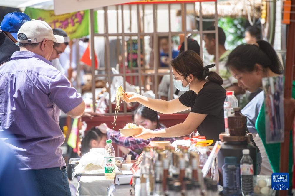 重庆荣昌:“卤鹅”带火“五一”假期 重庆荣昌:“卤鹅”带火“五一”假期