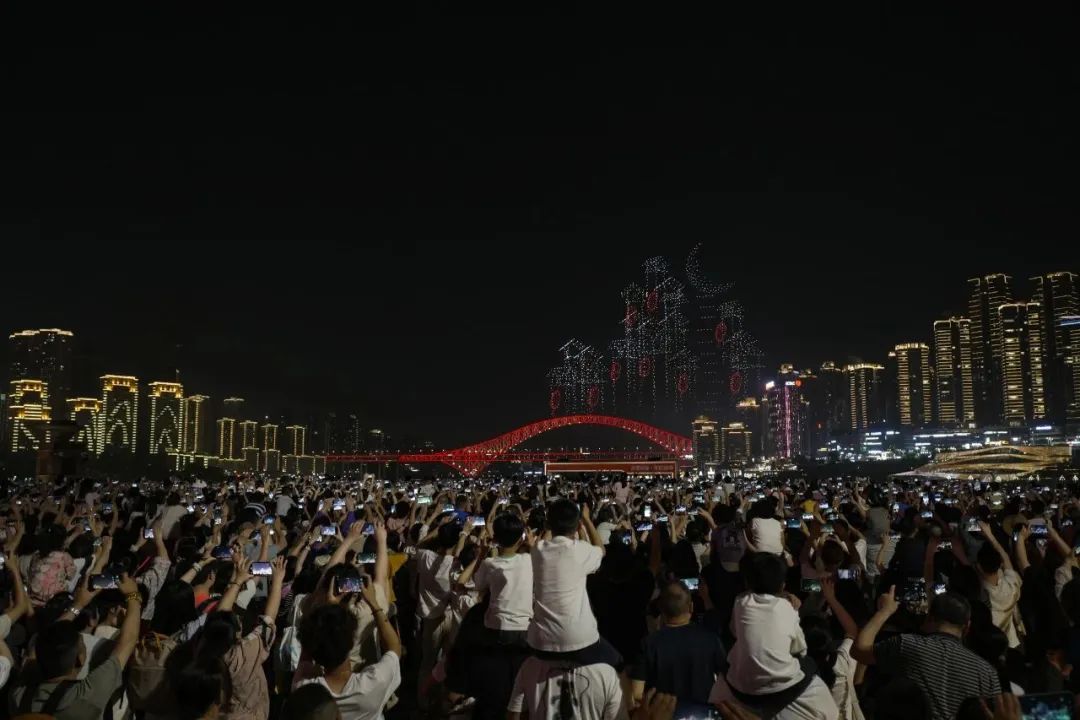 “没看够？”重庆无人机灯光秀五一焕新出圈，精彩看过来→