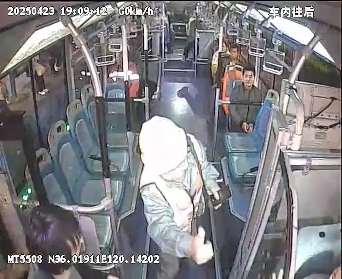 青岛一建筑工人乘公交怕弄脏座位坐地面，女司机暖心劝落座：满身泥土也是光耀的工作