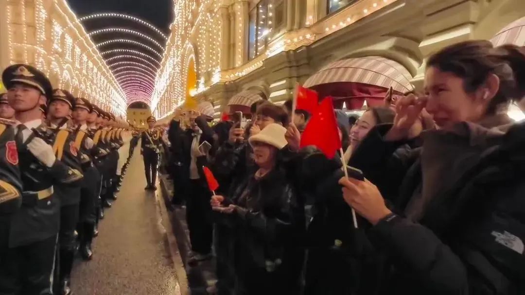 “中国排面”亮相莫斯科!网友拍到动人一幕 “中国排面”亮相莫斯科!网友拍到动人一幕