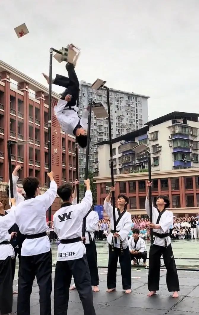 “旋风六连踢”太帅了!19岁少年定下小目标:冲击大运会冠军 “旋风六连踢”太帅了!19岁少年定下小目标:冲击大运会冠军