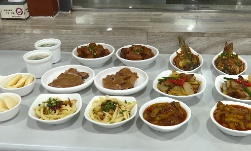 "人太多了"! 公务员食堂涌入3000游客,门口停满车,饭碗都不够了