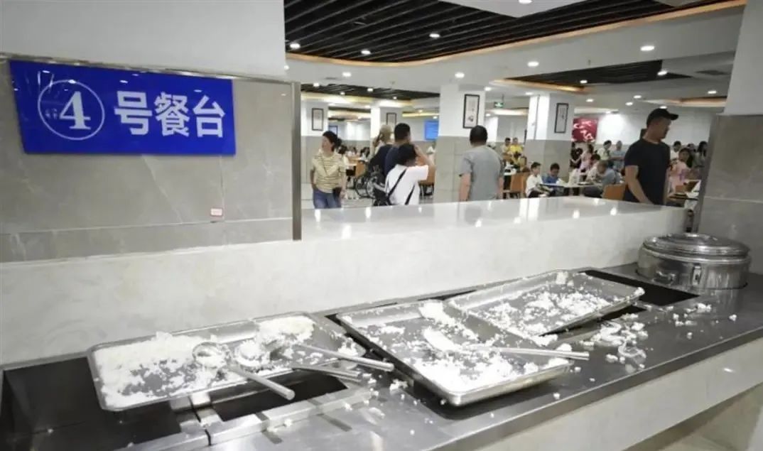 餐盘用光、米饭“炫”了半吨！这个政府食堂火了