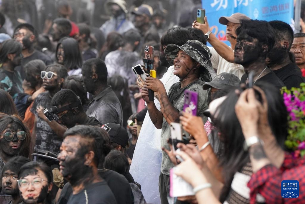 云南墨江:万人狂欢“抹黑脸”送祝福 云南墨江:万人狂欢“抹黑脸”送祝福