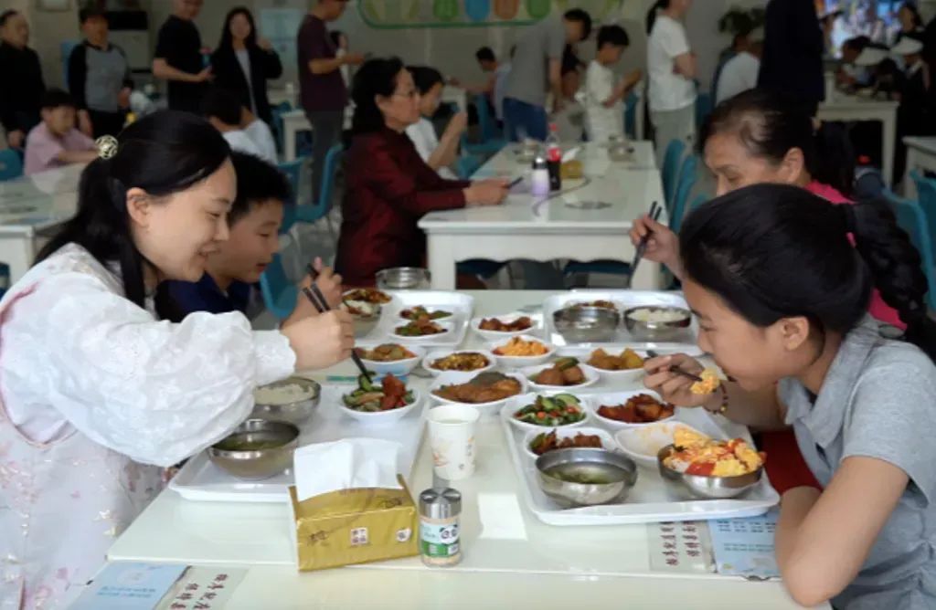 “每份菜3元至18元”，7000名游客挤爆政府食堂！每次饭一端上来就秒空……
