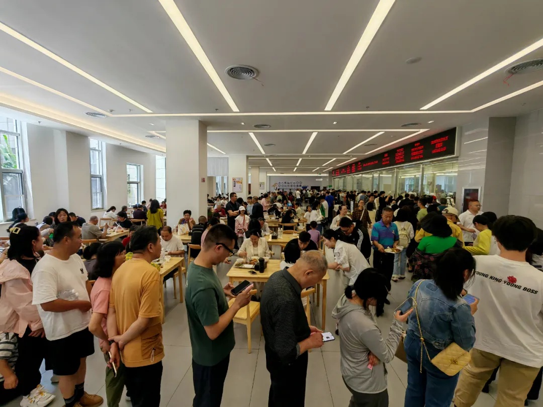 比景点还火！每份菜3元至18元、7000名游客挤爆政府食堂