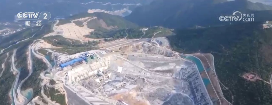 坚守工作岗位 假期不停工 建设者们用奋斗诠释“劳动最光荣” 坚守工作岗位 假期不停工 建设者们用奋斗诠释“劳动最光荣”