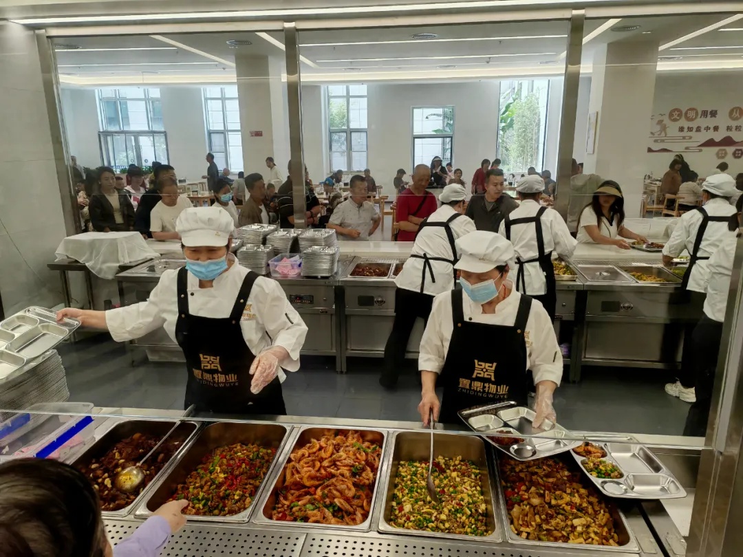 7000名游客挤爆政府食堂！“吃掉280盆米饭、超1500斤猪肉，饭碗都不够用了”
