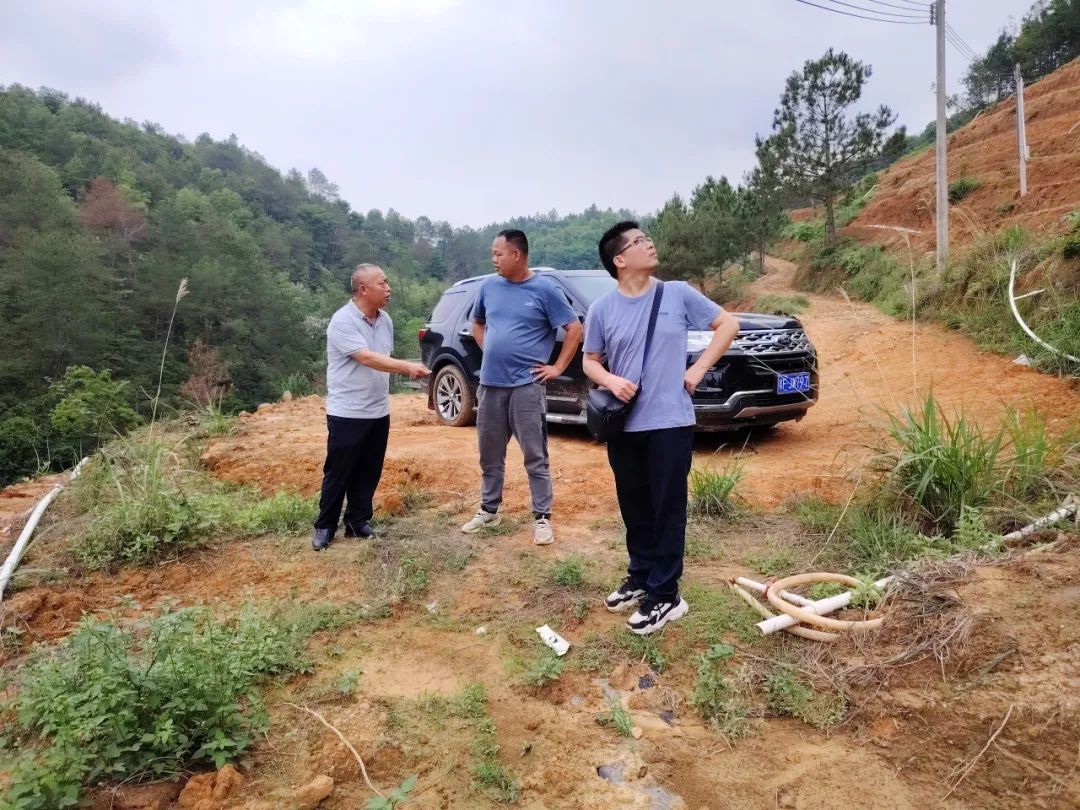 广东一地两车相撞起火， 过路镇干部徒手破窗救出被困司机