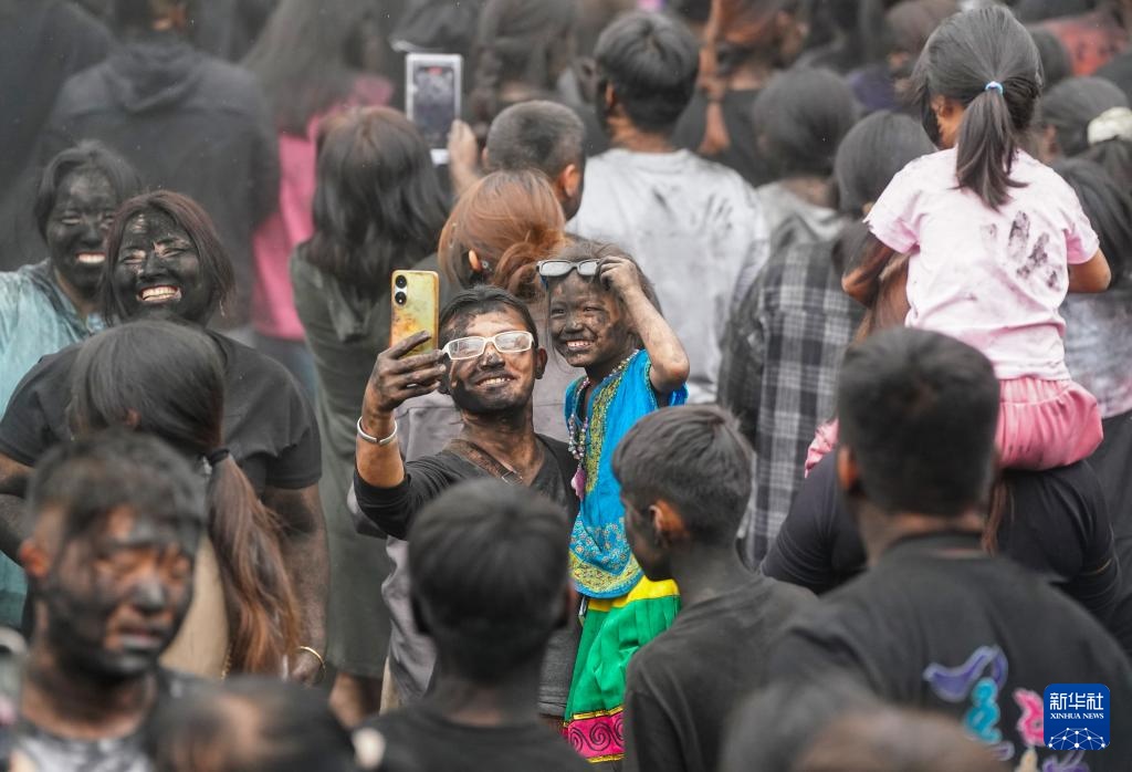 云南墨江:万人狂欢“抹黑脸”送祝福 云南墨江:万人狂欢“抹黑脸”送祝福