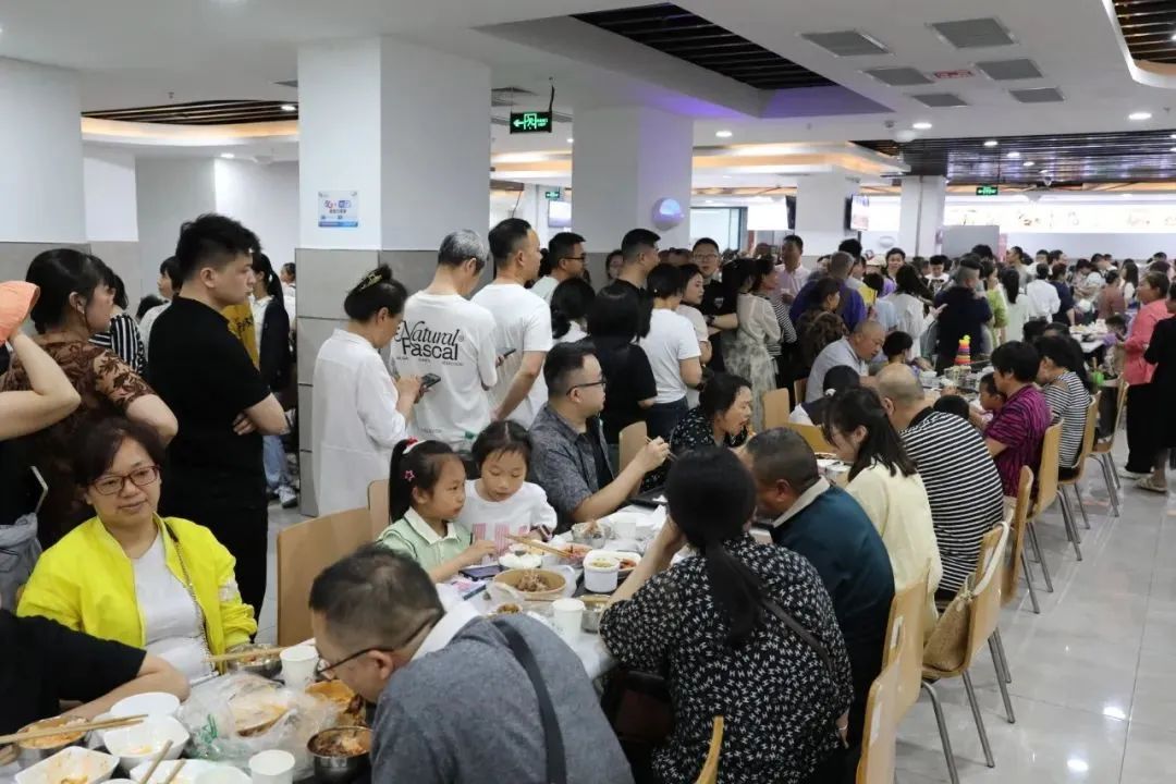 “每份菜3元至18元”，7000名游客挤爆政府食堂！每次饭一端上来就秒空……