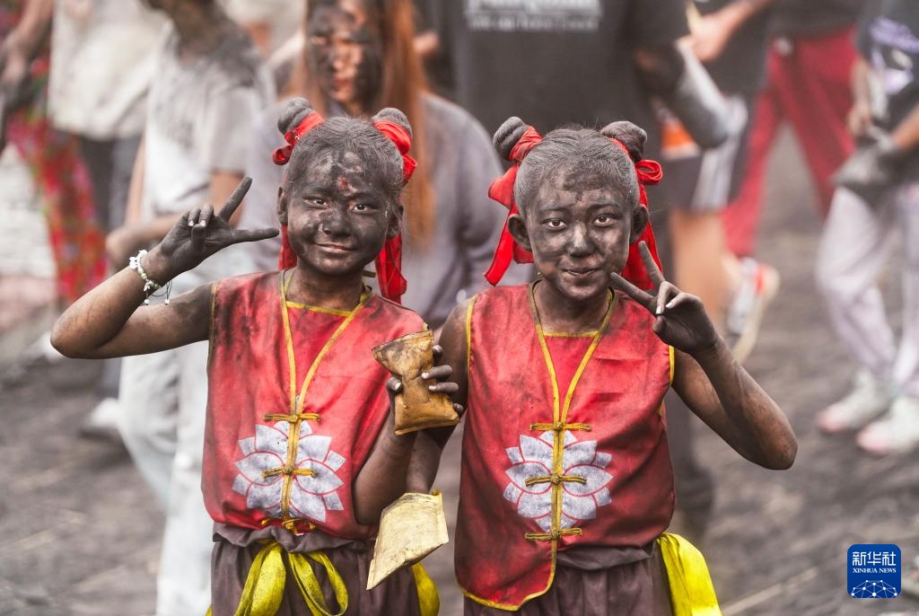 云南墨江:万人狂欢“抹黑脸”送祝福 云南墨江:万人狂欢“抹黑脸”送祝福