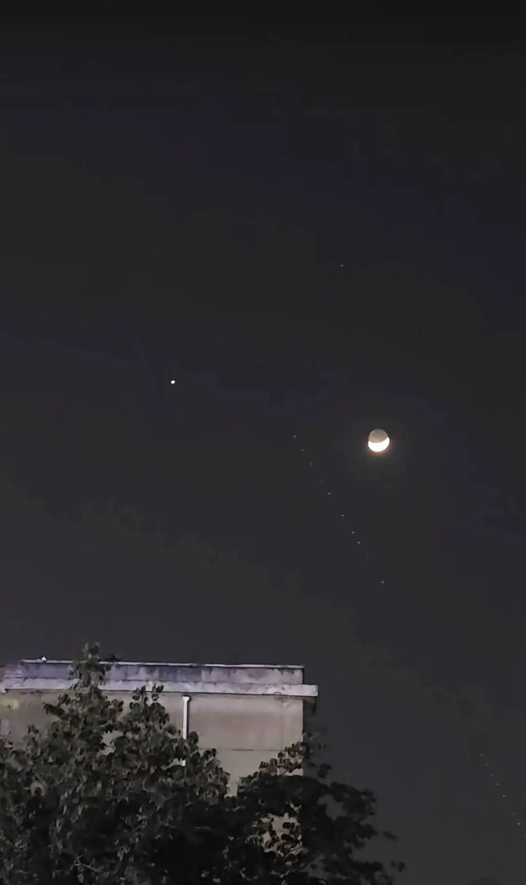 亮度与北极星相当!成都上空惊现移动的“珍珠串”,到底是啥? 亮度与北极星相当!成都上空惊现移动的“珍珠串”,到底是啥?