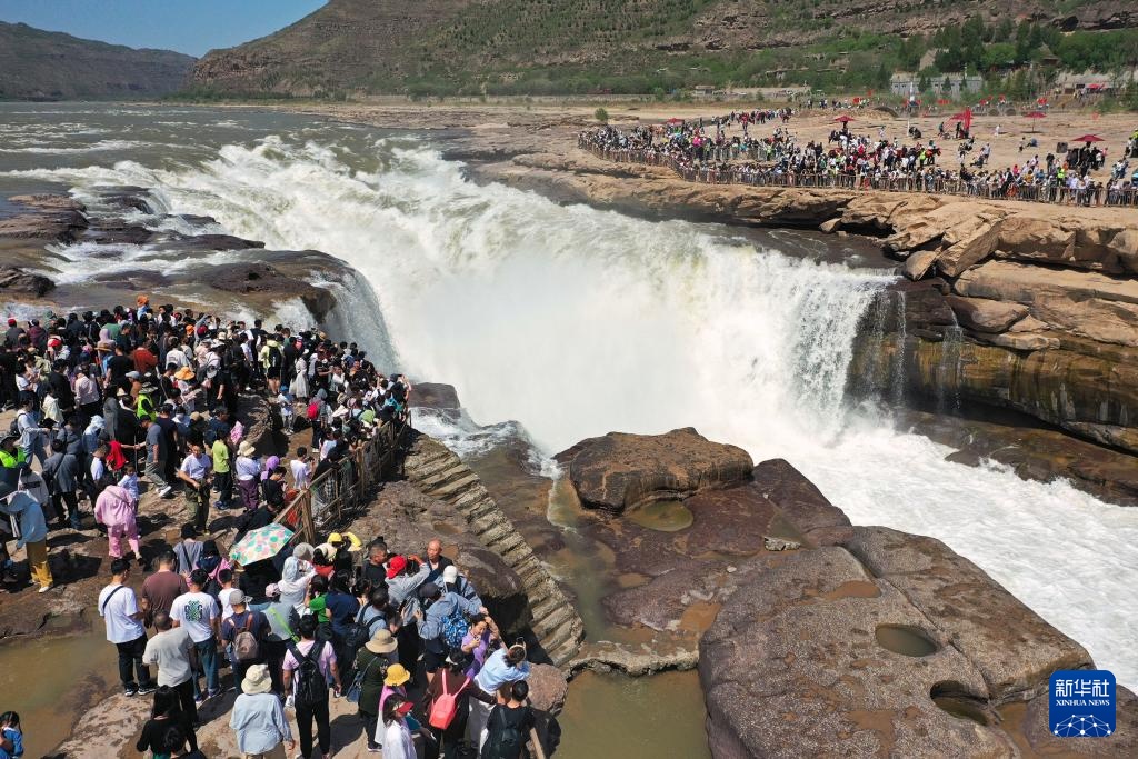 壶口飞瀑迎客来