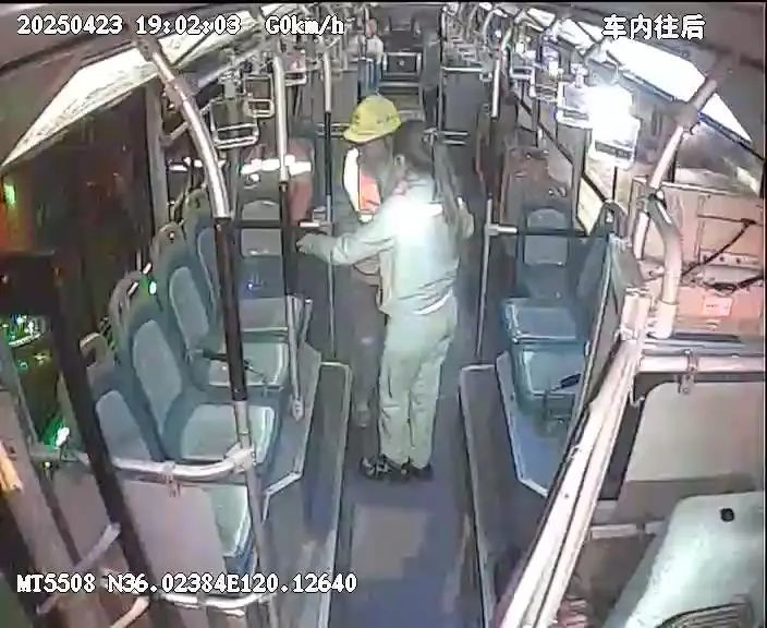 青岛一建筑工人乘公交怕弄脏座位坐地面，女司机暖心劝落座：满身泥土也是光耀的工作