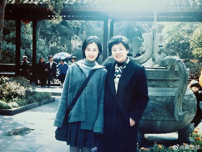 黄圣依参加母女综艺，公布15岁合照谈和母亲关系：多了几分礼让的客气