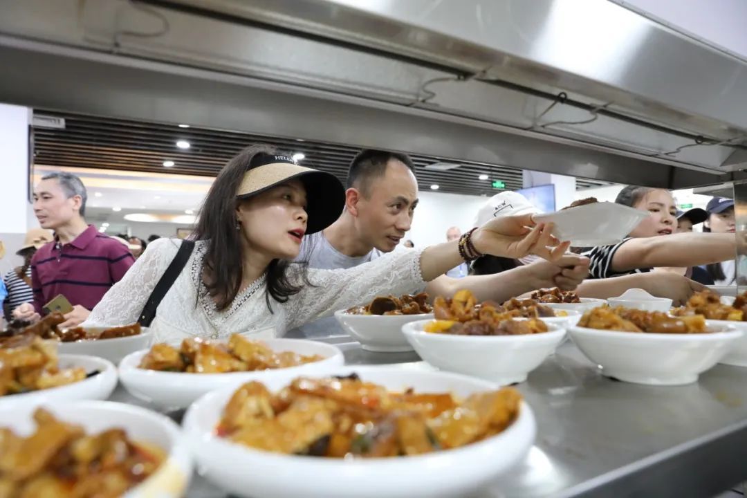 餐盘用光、米饭“炫”了半吨！这个政府食堂火了