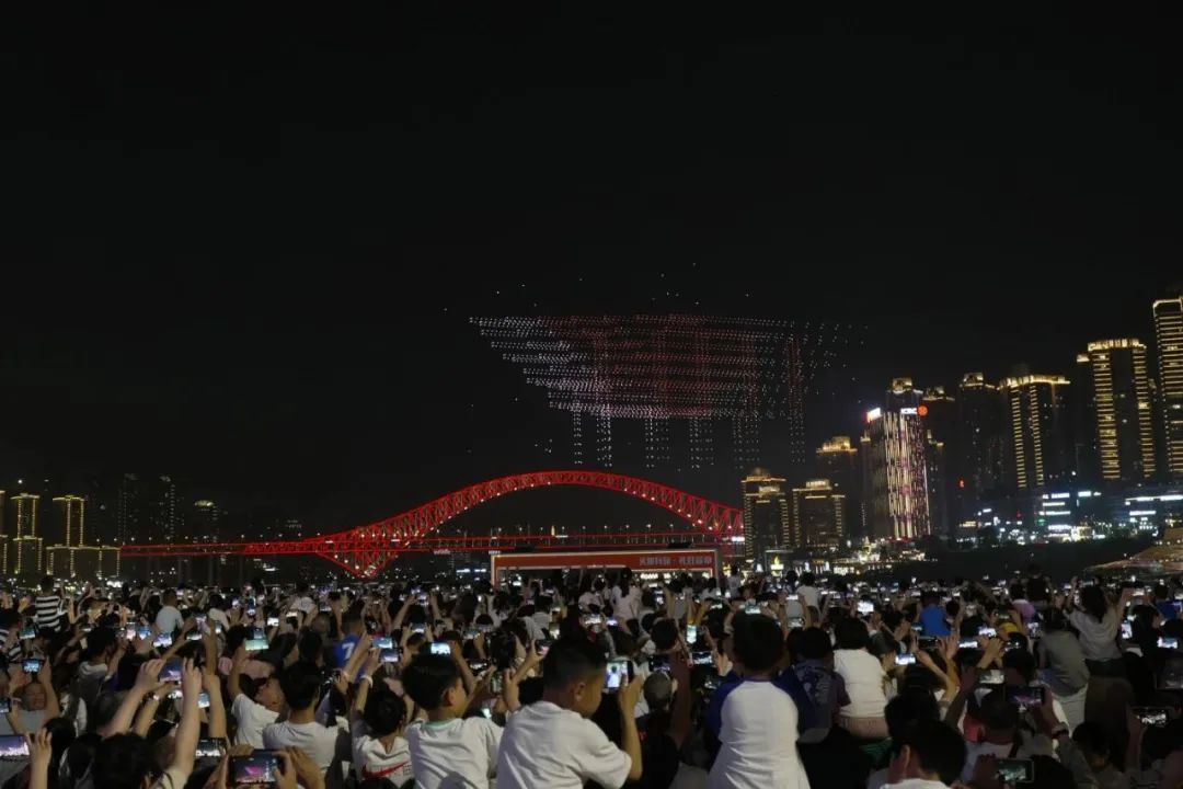 “没看够？”重庆无人机灯光秀五一焕新出圈，精彩看过来→