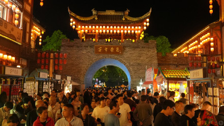 荣昌真的接住了“泼天流量”:五一首日游客总数破35万,政府大楼都成了打卡点 荣昌真的接住了“泼天流量”:五一首日游客总数破35万,政府大楼都成了打卡点