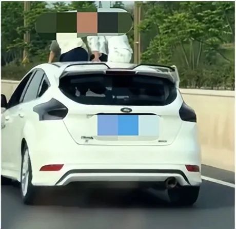 网友驾车途中遇3个男孩从天窗探出身体,四川宜宾交警:将核查 网友驾车途中遇3个男孩从天窗探出身体,四川宜宾交警:将核查