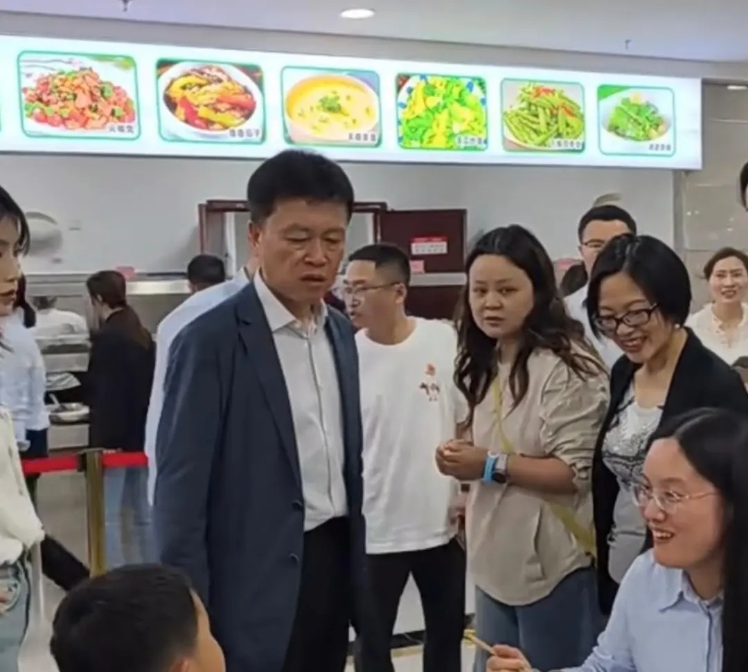 7000名游客挤爆政府食堂！“吃掉280盆米饭、超1500斤猪肉，饭碗都不够用了”