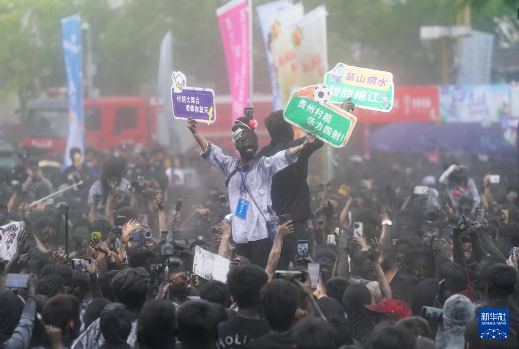 云南墨江:万人狂欢“抹黑脸”送祝福 云南墨江:万人狂欢“抹黑脸”送祝福
