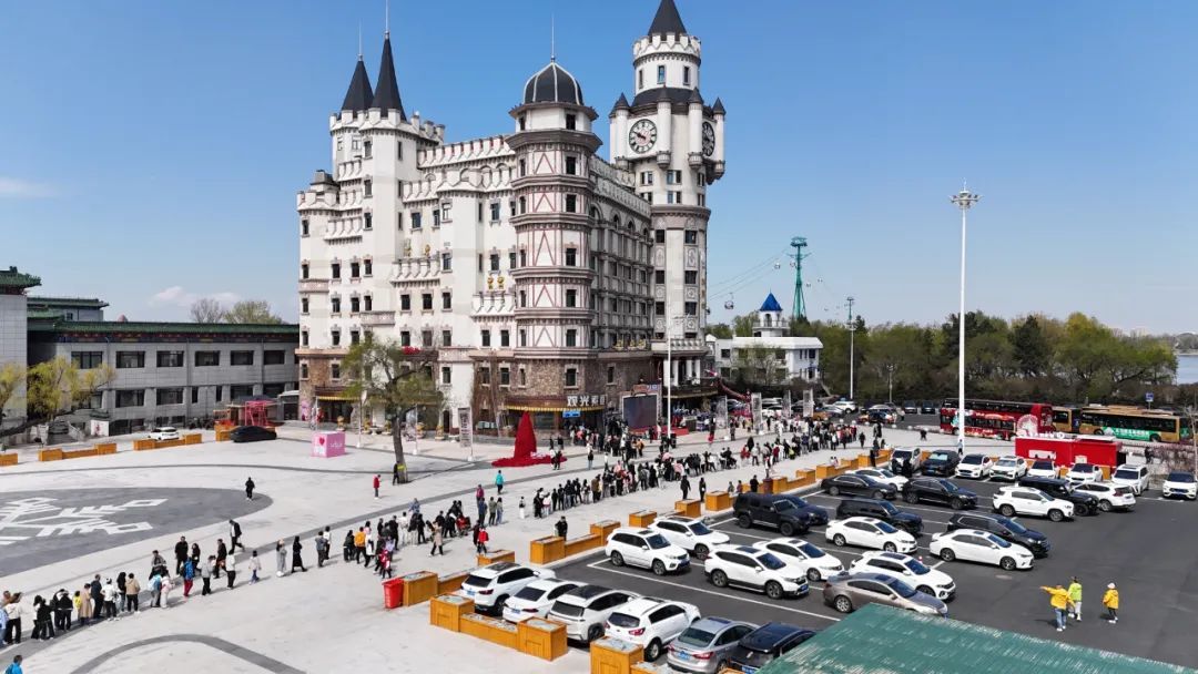 变身“丁香专列”,穿越“空中花廊”丨松花江索道单日客流破1万人次 变身“丁香专列”,穿越“空中花廊”丨松花江索道单日客流破1万人次