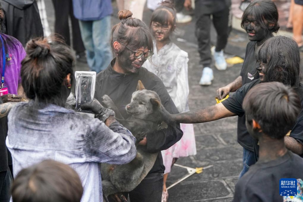 云南墨江:万人狂欢“抹黑脸”送祝福 云南墨江:万人狂欢“抹黑脸”送祝福