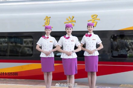 乘务员换制服啦！