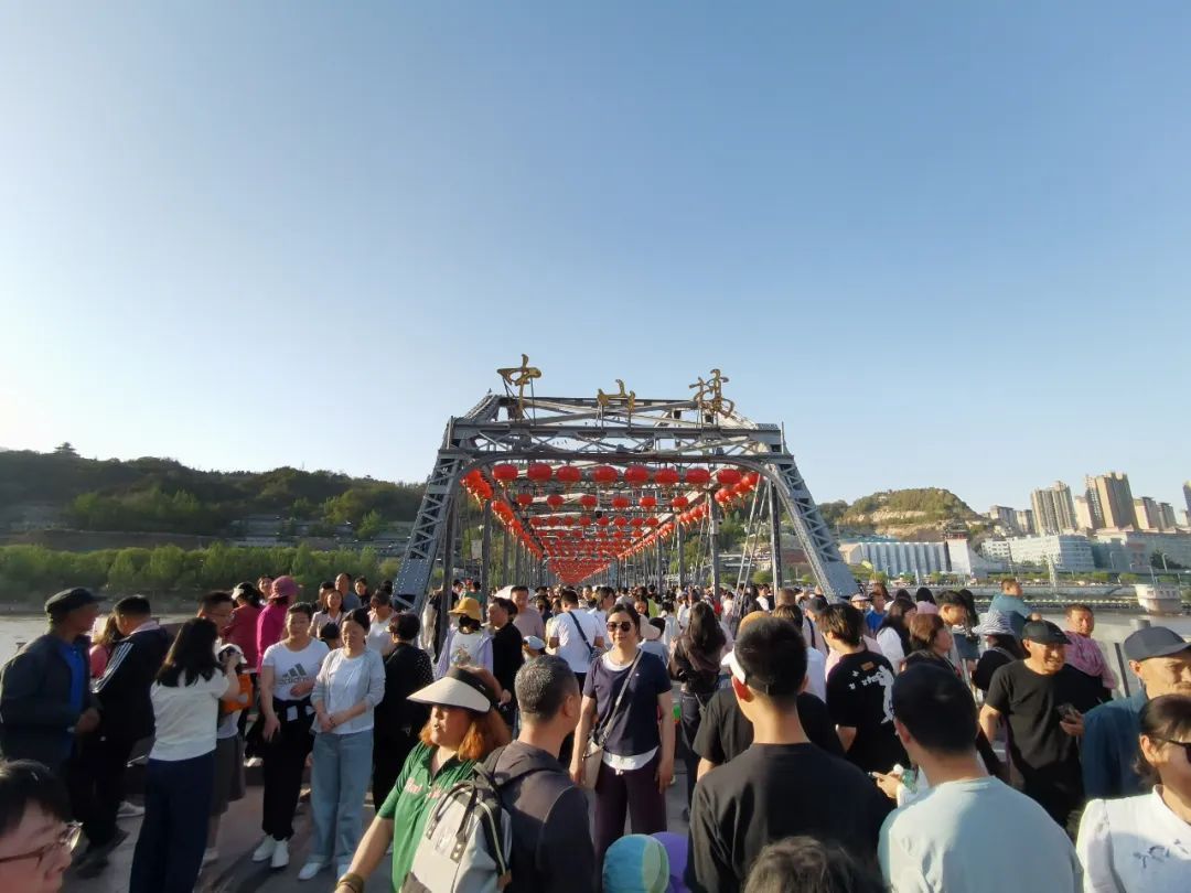 百年铁桥游人如织,特色景区人气满满!“五一”兰州文旅市场热力攀升 百年铁桥游人如织,特色景区人气满满!“五一”兰州文旅市场热力攀升