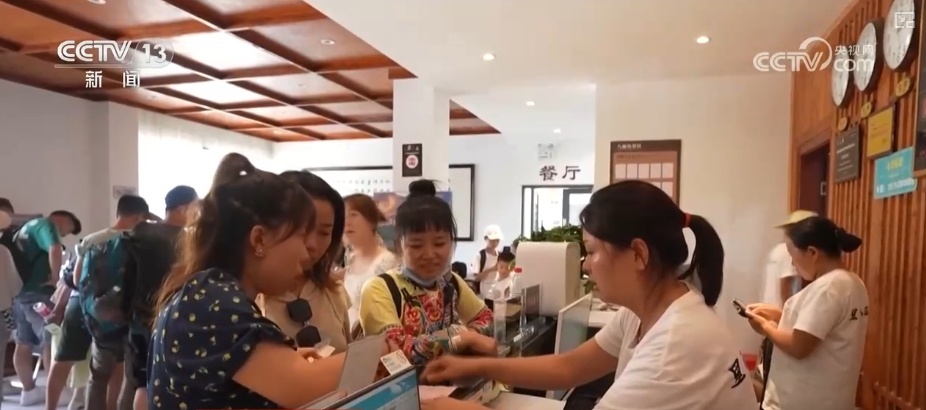 “车票+景区+酒店”织就辐射网 银发列车构建移动文化消费体验空间