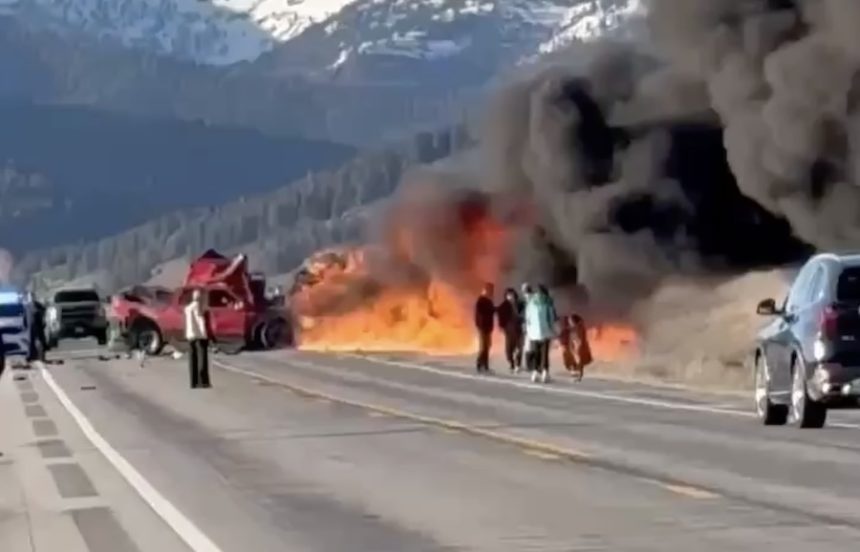 美国黄石国家公园附近发生重大旅行车祸，皮卡和旅游面包车相撞起火致7死8伤