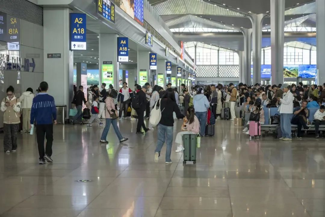 5月1日国铁太原局单日旅客发送量创新高 5月1日国铁太原局单日旅客发送量创新高