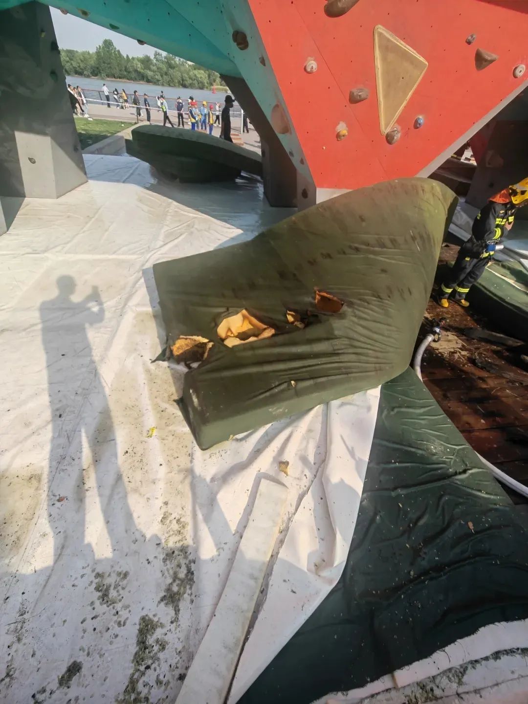 上海一男子在徐汇滨江引发火灾，假期第一天就被拘留10日！