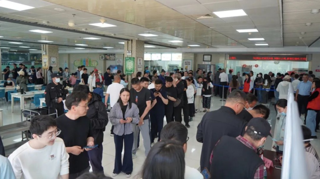 “米饭蒸了半吨多”“饭碗都不够了” 数千名游客挤满重庆荣昌政府食堂！