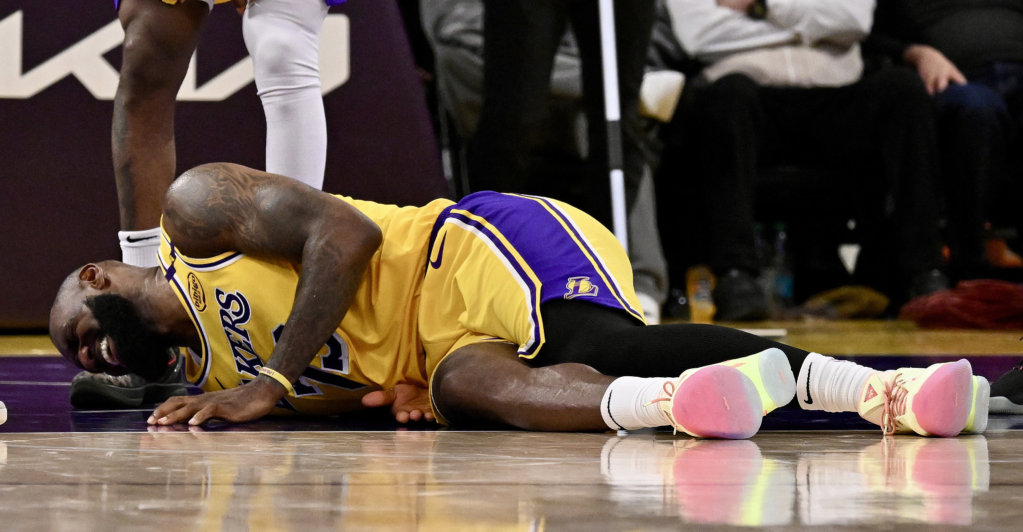 伤情确定！詹姆斯遭遇左膝内侧副韧带二级扭伤